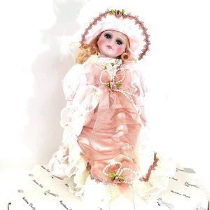 Duck House Heirloom Doll Caroline Orig Box w stand